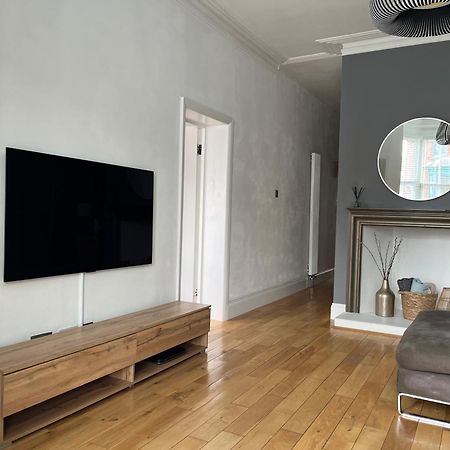 The Clock Tower Apartment - Spacious, Modern, 2 Bed Room Apartment , Southsea With Free Parking - Sleeps 4 Portsmouth Esterno foto