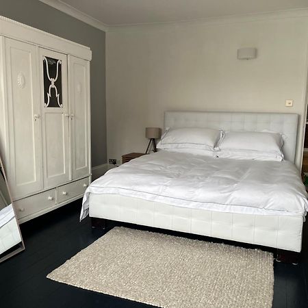 The Clock Tower Apartment - Spacious, Modern, 2 Bed Room Apartment , Southsea With Free Parking - Sleeps 4 Portsmouth Esterno foto