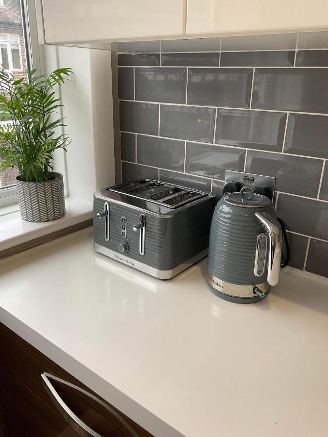 The Clock Tower Apartment - Spacious, Modern, 2 Bed Room Apartment , Southsea With Free Parking - Sleeps 4 Portsmouth Esterno foto