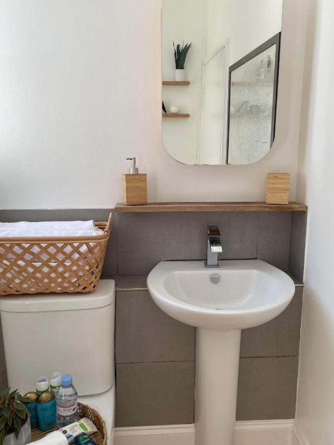 The Clock Tower Apartment - Spacious, Modern, 2 Bed Room Apartment , Southsea With Free Parking - Sleeps 4 Portsmouth Esterno foto