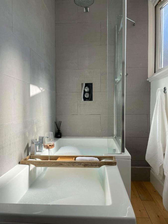 The Clock Tower Apartment - Spacious, Modern, 2 Bed Room Apartment , Southsea With Free Parking - Sleeps 4 Portsmouth Esterno foto