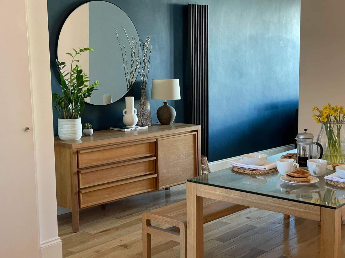 The Clock Tower Apartment - Spacious, Modern, 2 Bed Room Apartment , Southsea With Free Parking - Sleeps 4 Portsmouth Esterno foto