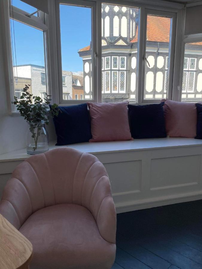 The Clock Tower Apartment - Spacious, Modern, 2 Bed Room Apartment , Southsea With Free Parking - Sleeps 4 Portsmouth Esterno foto