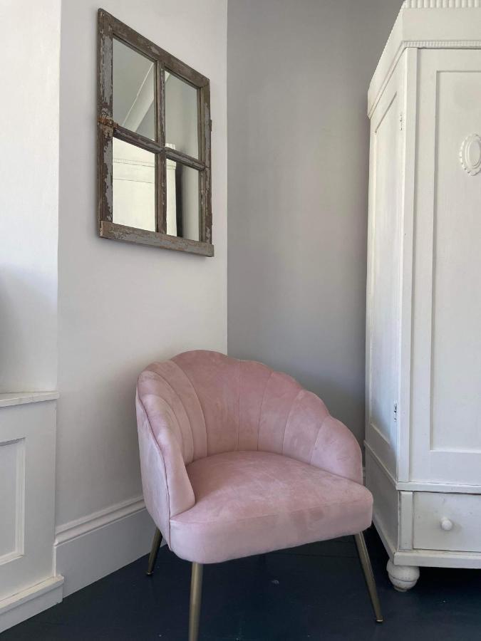 The Clock Tower Apartment - Spacious, Modern, 2 Bed Room Apartment , Southsea With Free Parking - Sleeps 4 Portsmouth Esterno foto