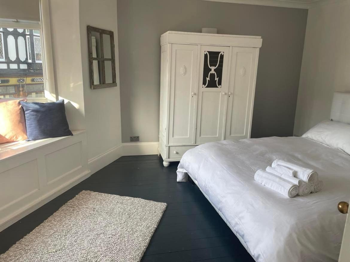 The Clock Tower Apartment - Spacious, Modern, 2 Bed Room Apartment , Southsea With Free Parking - Sleeps 4 Portsmouth Esterno foto