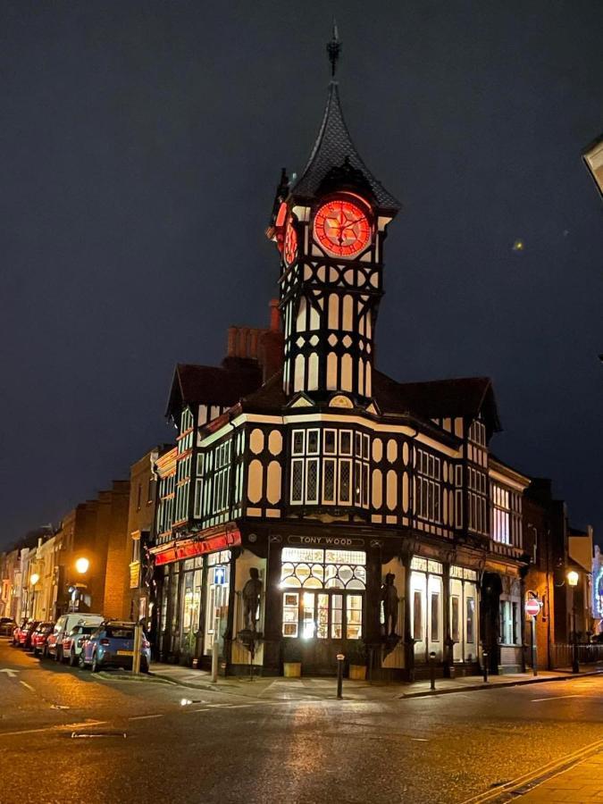 The Clock Tower Apartment - Spacious, Modern, 2 Bed Room Apartment , Southsea With Free Parking - Sleeps 4 Portsmouth Esterno foto