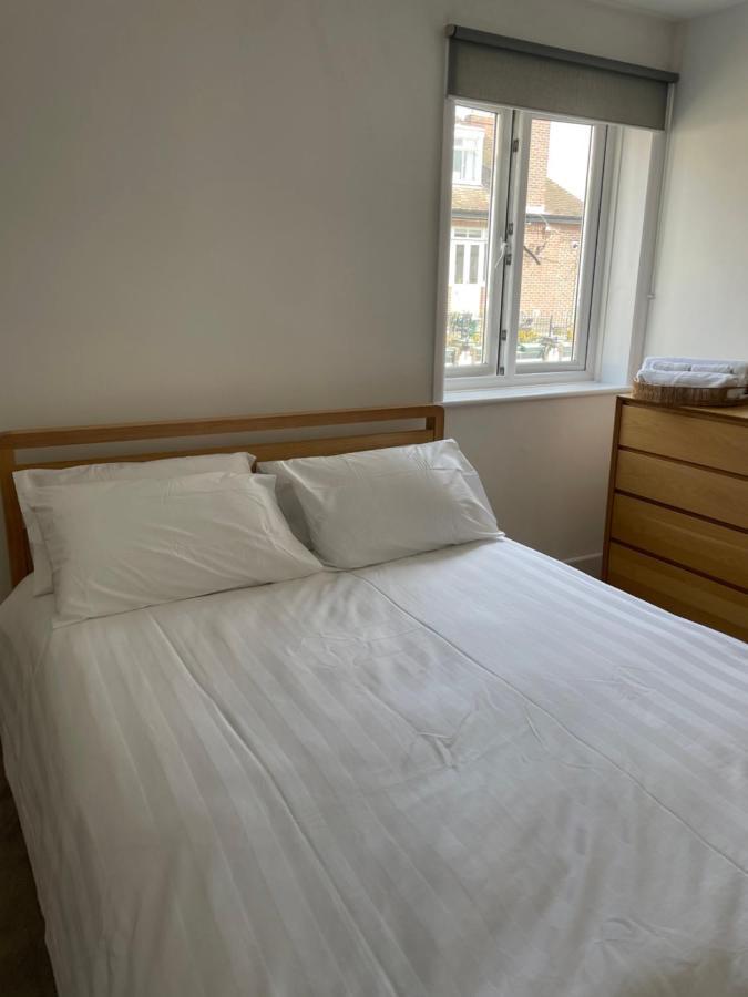 The Clock Tower Apartment - Spacious, Modern, 2 Bed Room Apartment , Southsea With Free Parking - Sleeps 4 Portsmouth Esterno foto