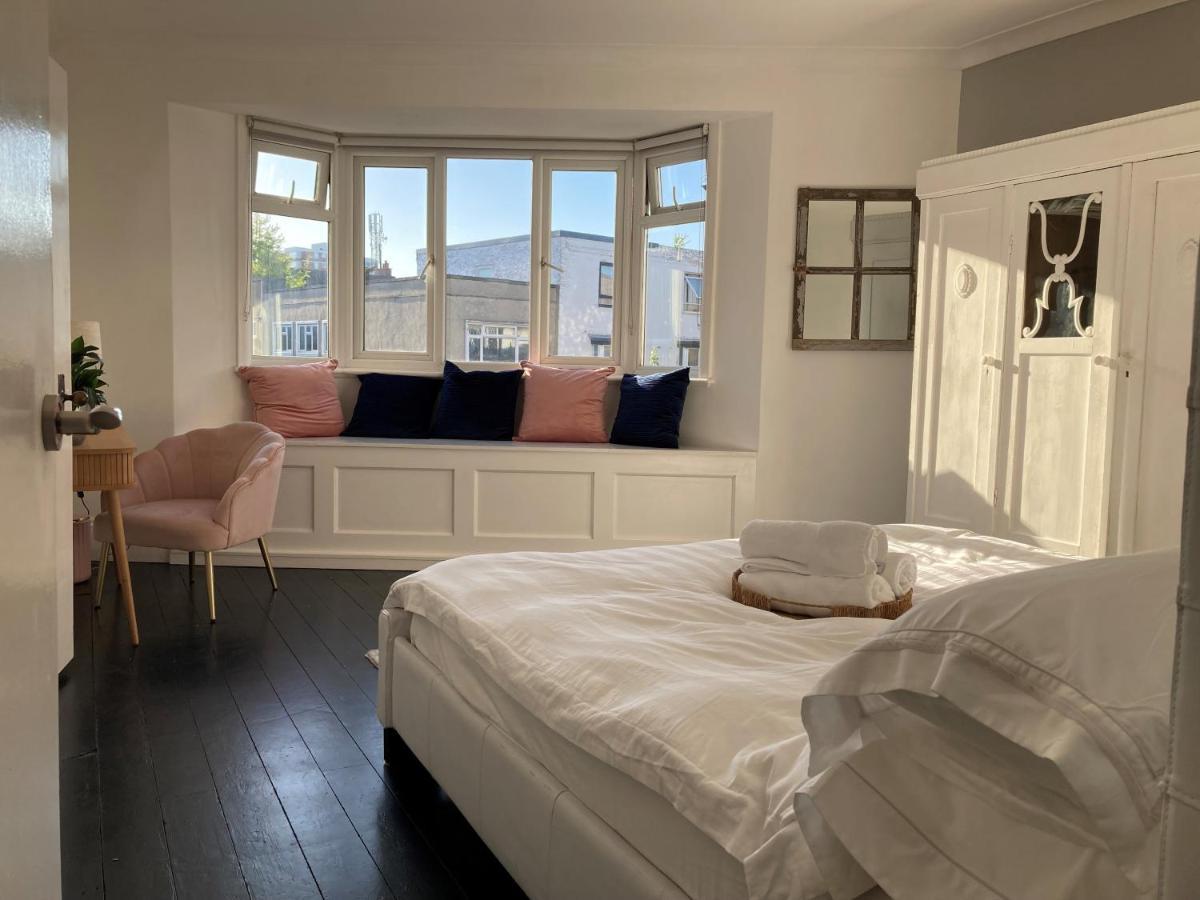 The Clock Tower Apartment - Spacious, Modern, 2 Bed Room Apartment , Southsea With Free Parking - Sleeps 4 Portsmouth Esterno foto