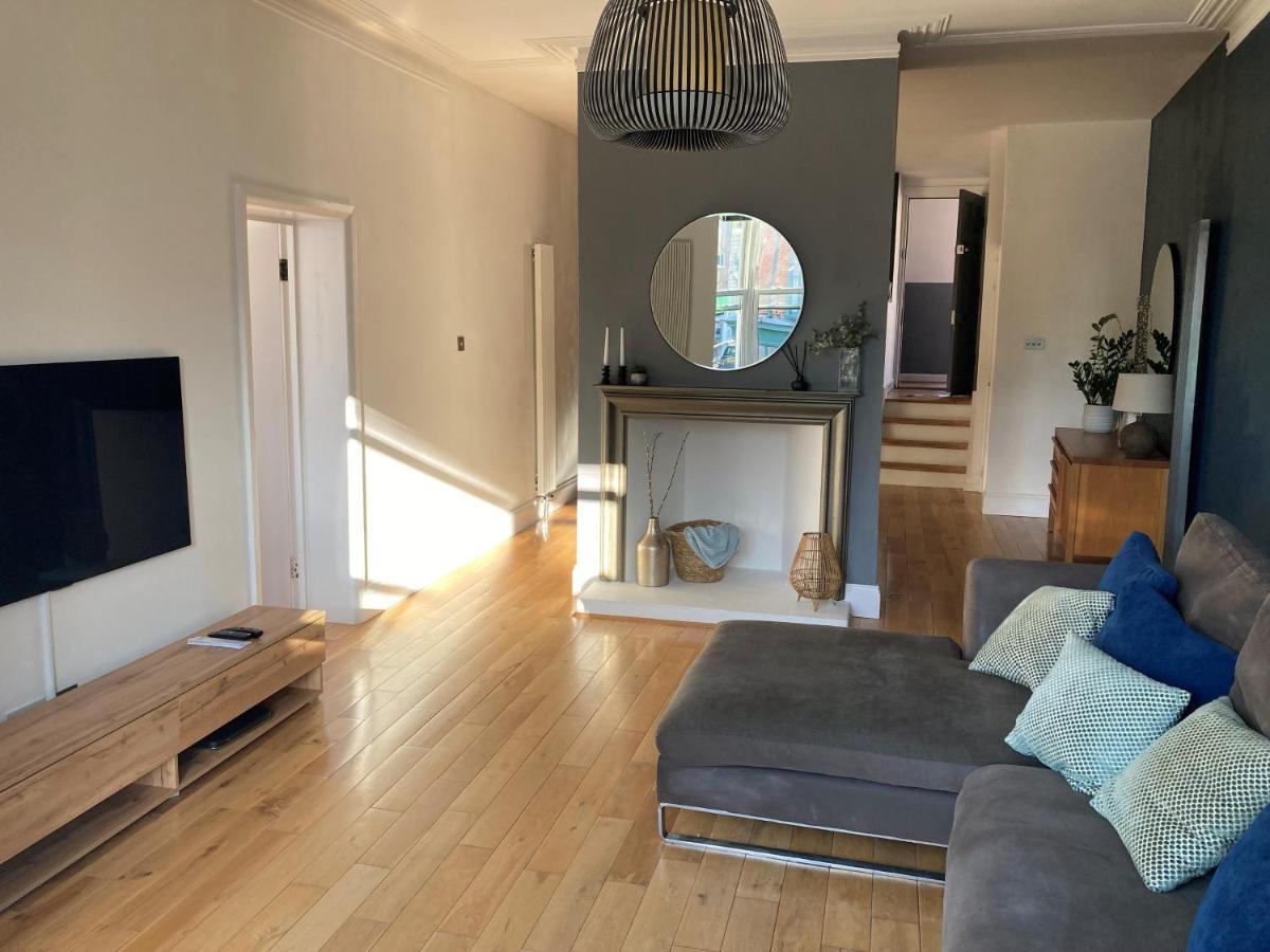 The Clock Tower Apartment - Spacious, Modern, 2 Bed Room Apartment , Southsea With Free Parking - Sleeps 4 Portsmouth Esterno foto