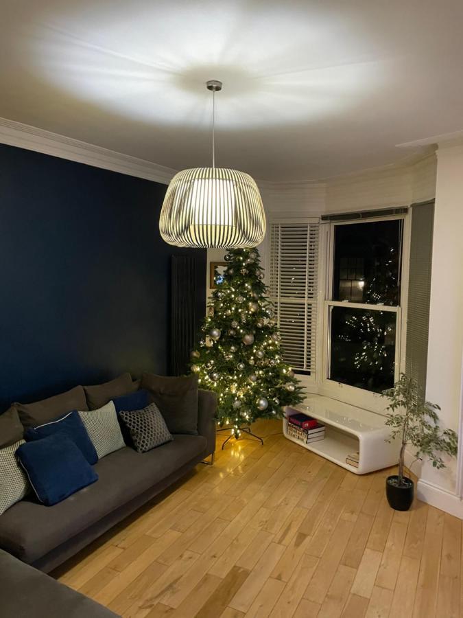 The Clock Tower Apartment - Spacious, Modern, 2 Bed Room Apartment , Southsea With Free Parking - Sleeps 4 Portsmouth Esterno foto
