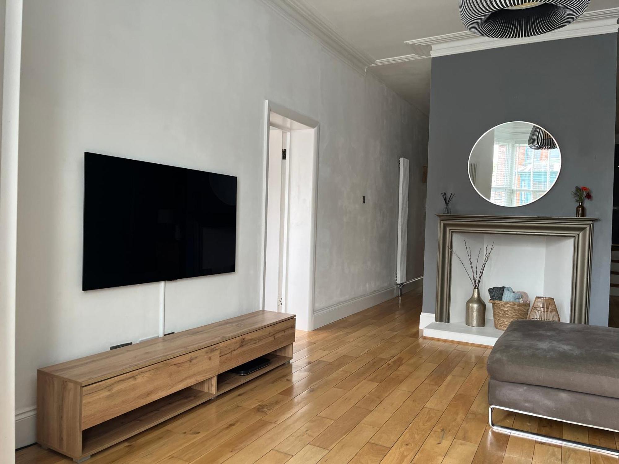 The Clock Tower Apartment - Spacious, Modern, 2 Bed Room Apartment , Southsea With Free Parking - Sleeps 4 Portsmouth Esterno foto